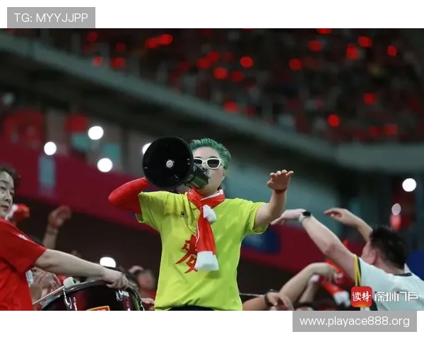 球迷身披队旗绕场致谢感动无数观众展现忠诚与热爱